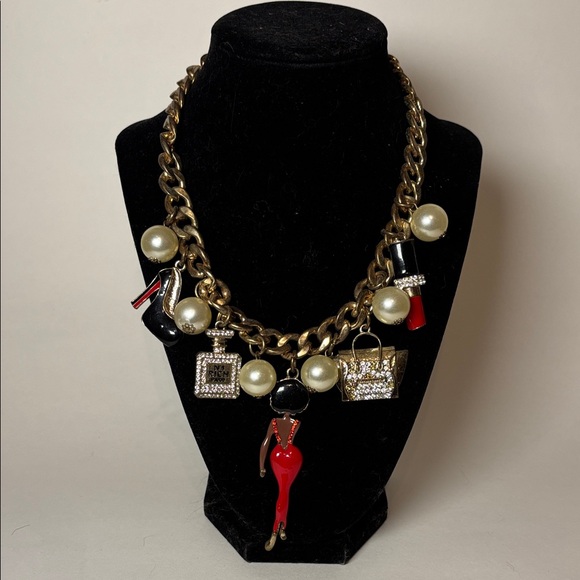 Jewelry - Elegant Gold Tone Chunky  Charm Necklace with Fun Dangle Charms 17” with ext